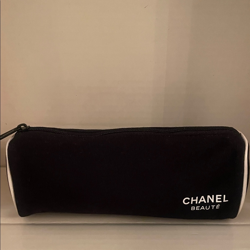 CHANEL Beauté Black and White Cosmetic Bag